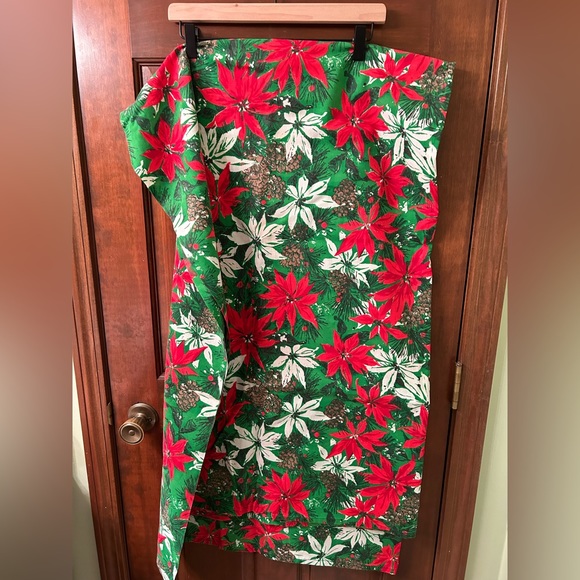 VTG Printed Poinsettia and Pinecone Christmas Table Cloth. Comes with/ 2napkins - Picture 2 of 7